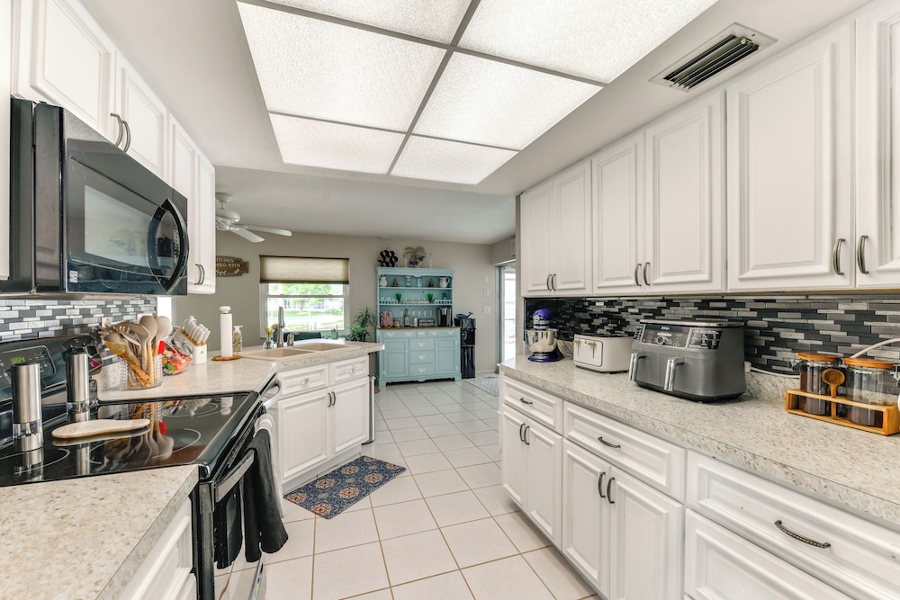 Fish, Swim & Relax: Canal-front Port Charlotte Gem