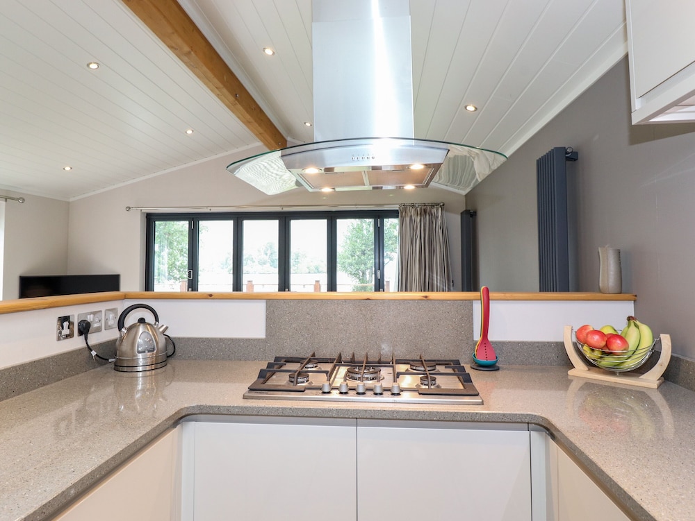 Loubi's Lakeside Lodge