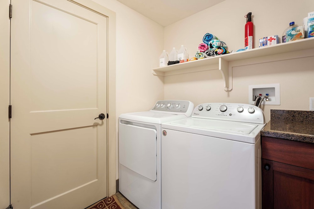 Direct Ocean Front - AC - Concierge Included - Ocean Viewing Lanai & Near Shops! -vrkcv