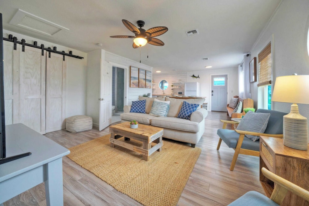 Dual Port A Cottages 2 Complete Homes Walk to the Beach + Patio Fully-equipped Kitchens