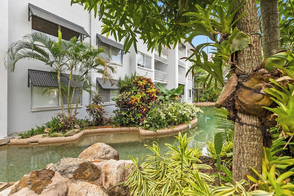 Cairns Tropical Bliss Swim In - Out Apt