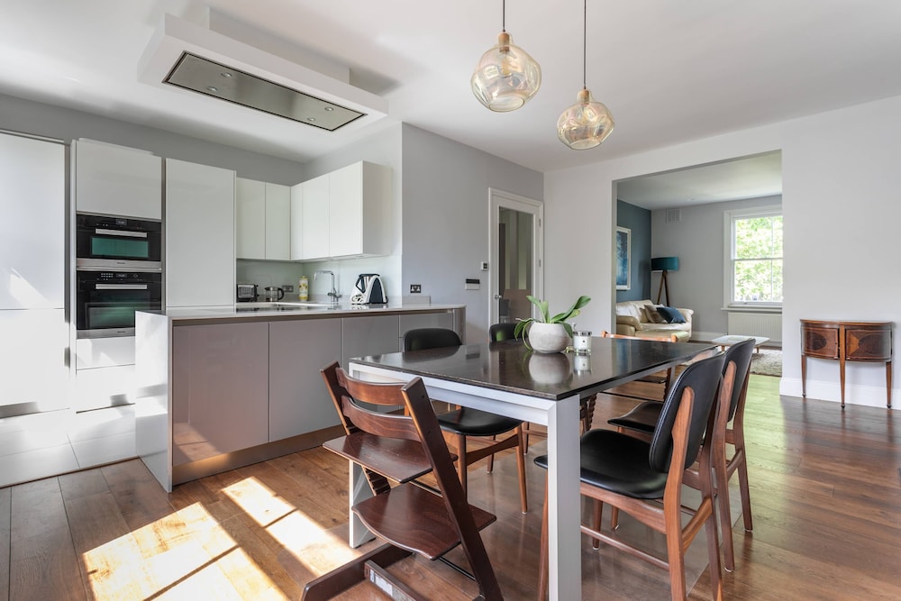 Bassett Road XII by Onefinestay