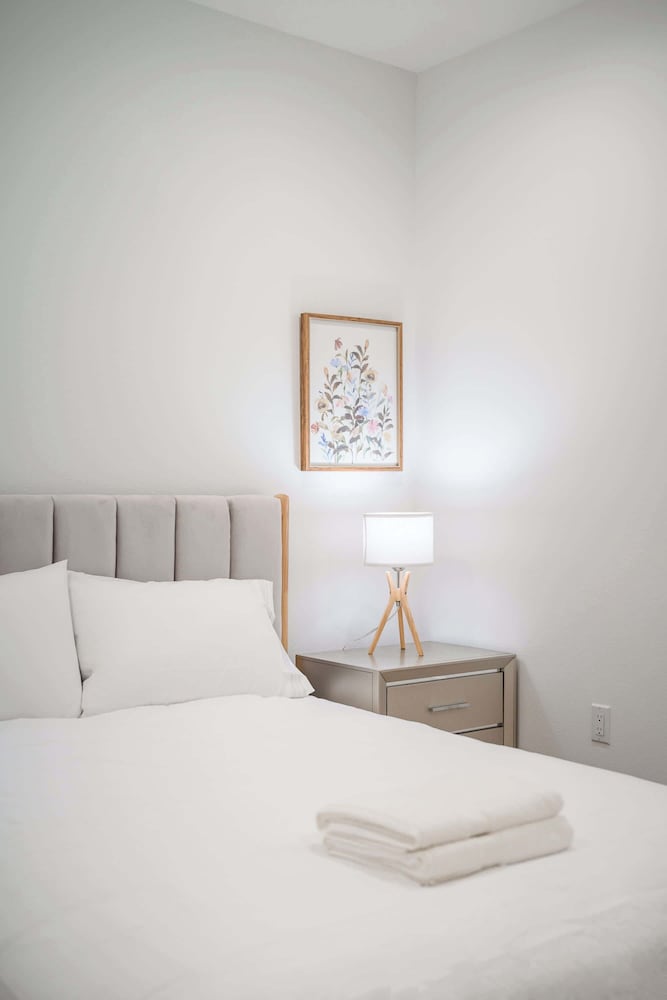 Not Affected by the Fire/modern Spacious Home With Parking & Fully Equipped Kitchen #3