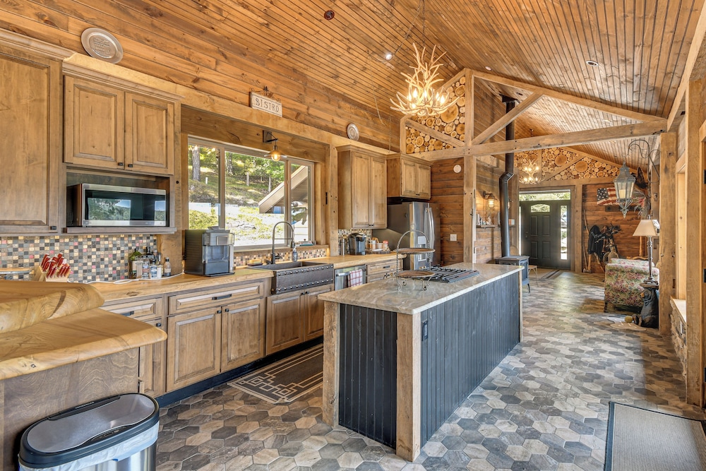 Luxe Cabin Compound 4 Mi to Cameron State Forest!