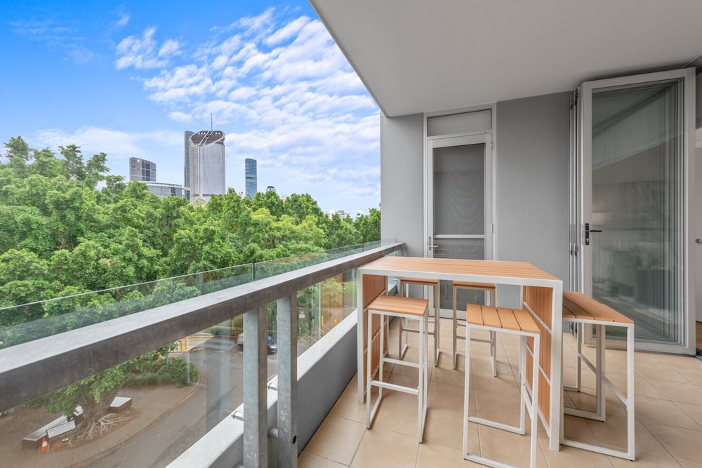 Modern Southbank Parklands Apartment Retreat