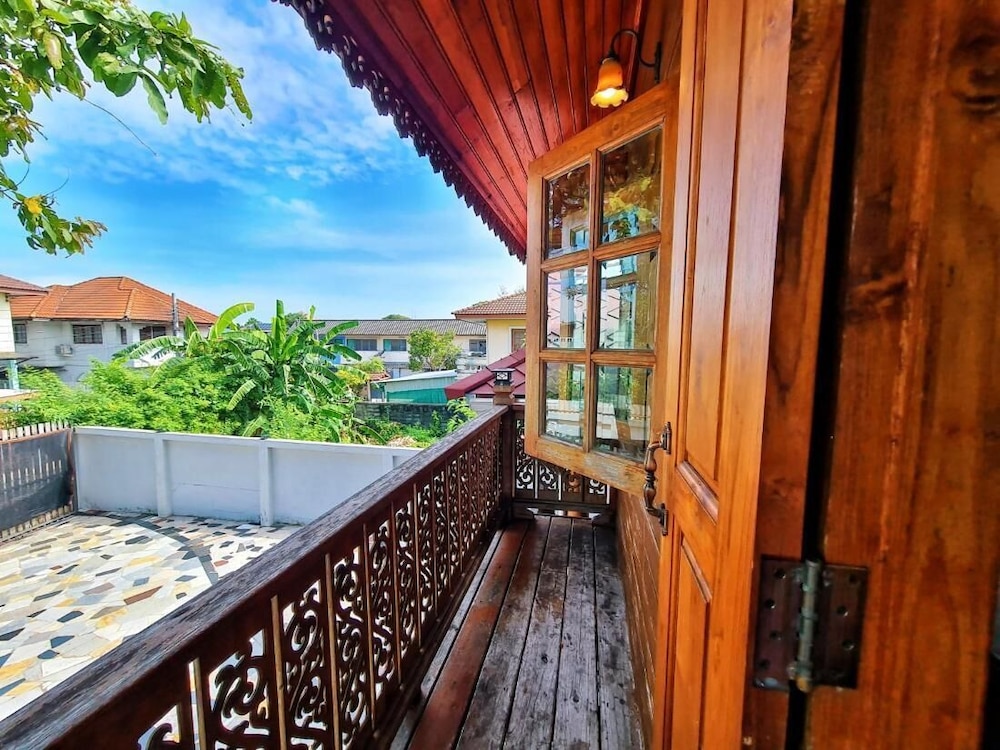 300 Years Old Wooden House w 3 Bedrooms and big Yard