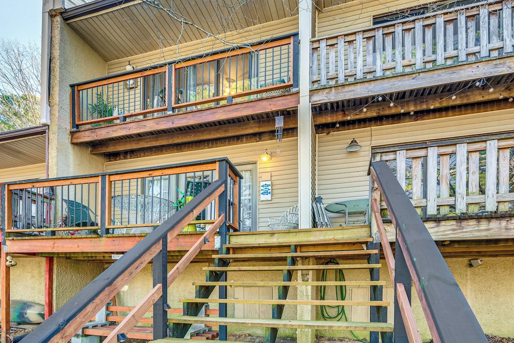 4 Mi to Greers Ferry Lake: Condo w/ Deck & Balcony