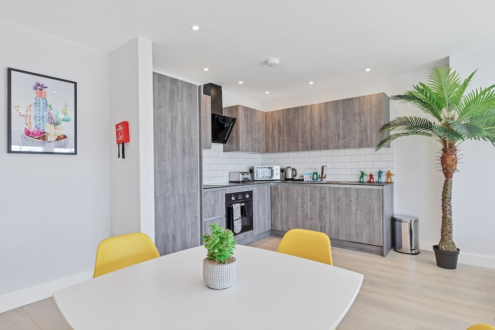Right On : Bright On Apartment 1D | By My Getaways view 5
