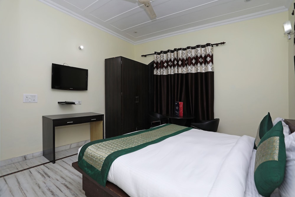 OYO 11606 Galaxy Inn
