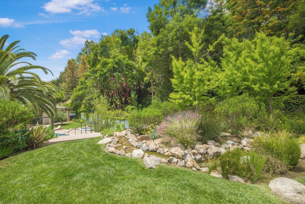 Bowmont - Resort-style Beverly Hills Escape w/ Pool, Garden and Privacy