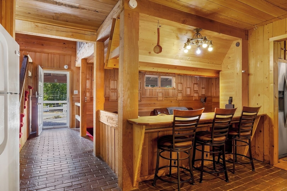 Pet-friendly 3BR Lake House Firepit + Pier