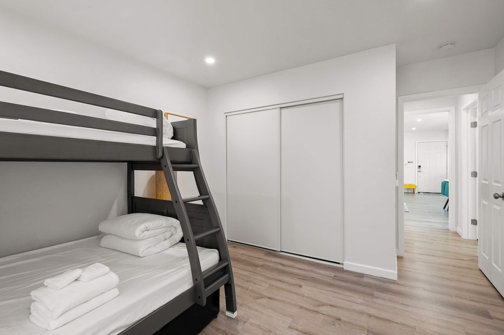 Foothills Oasis w Private Balcony Free Parking 3