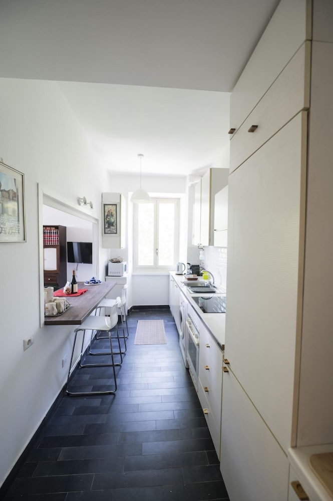 Testaccio Luminous and Large Apartment