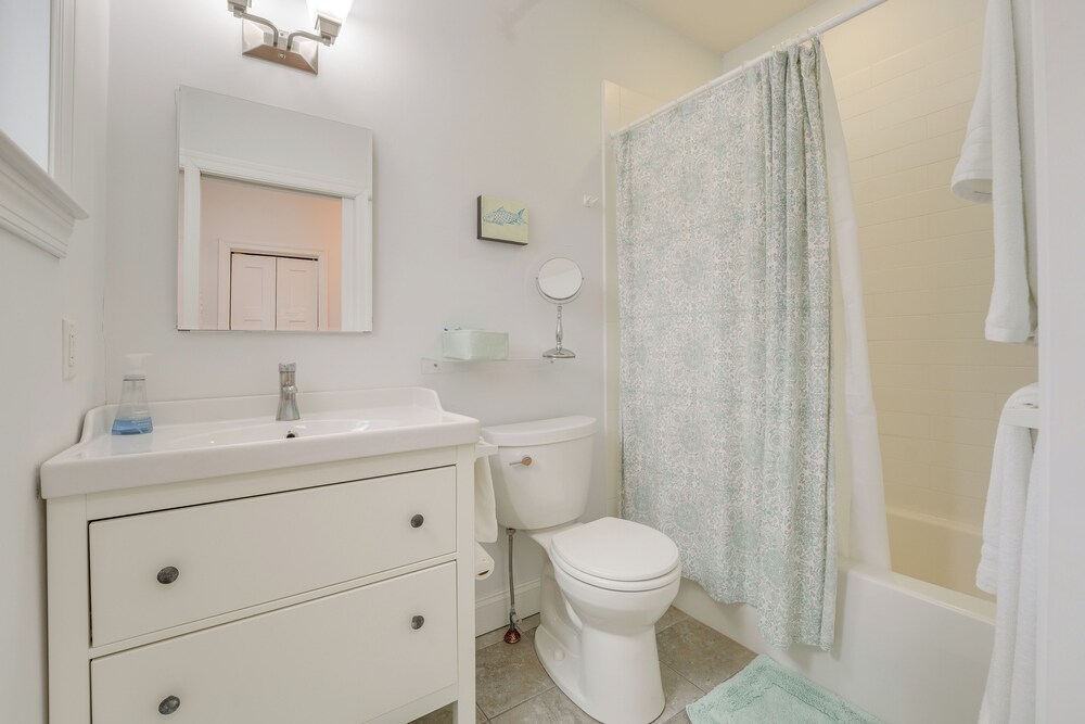 Near Portland trails: Walkable Apartment w/ Deck