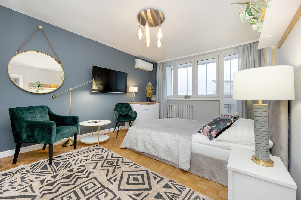 Unique Bright Apartment by Renters view 4