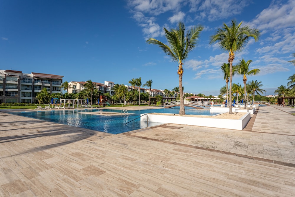Casa Bellisima ! 2 bedroom swim up 2 Apts by RedAwning