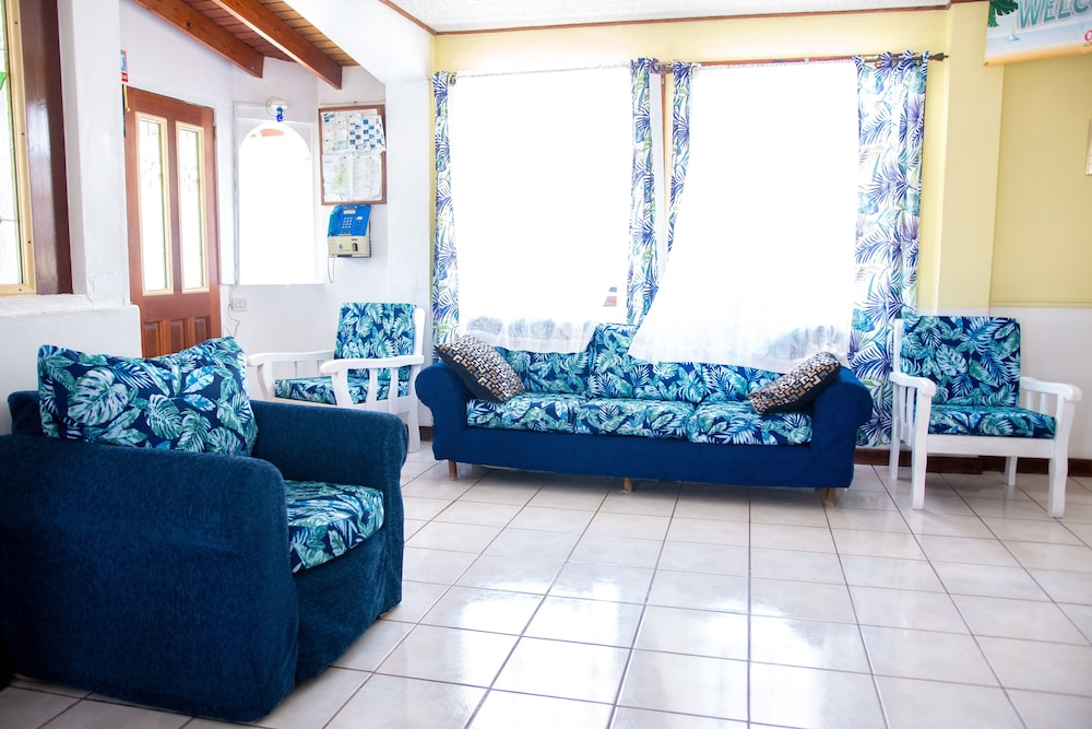 Tropical Breeze Guesthouse and Furnished Apartments