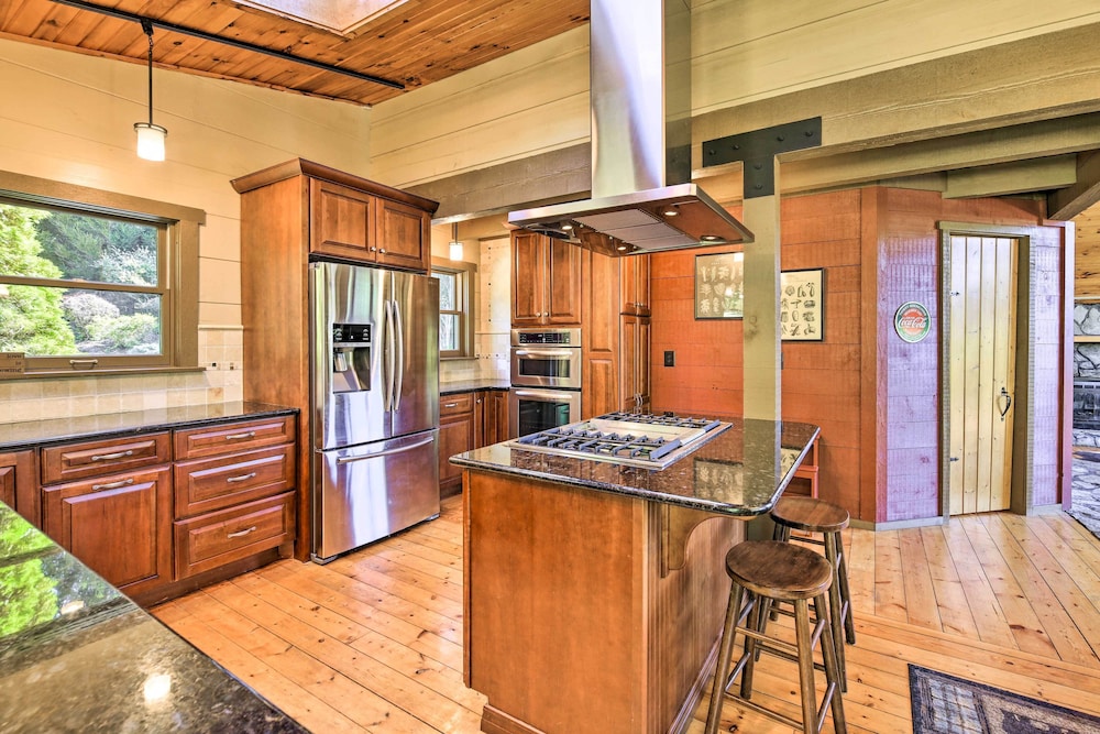 9 Mi to Sugar Mountain: Stunning Cabin w/ Views view 5