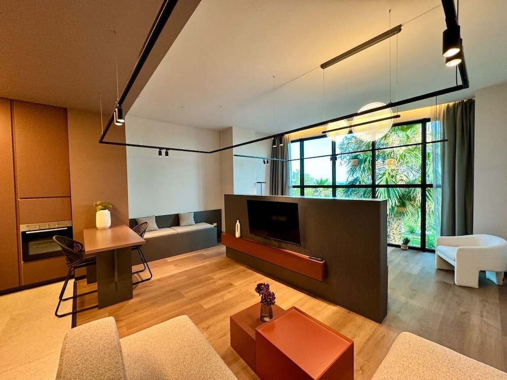 Zins Luxury Apartment 02