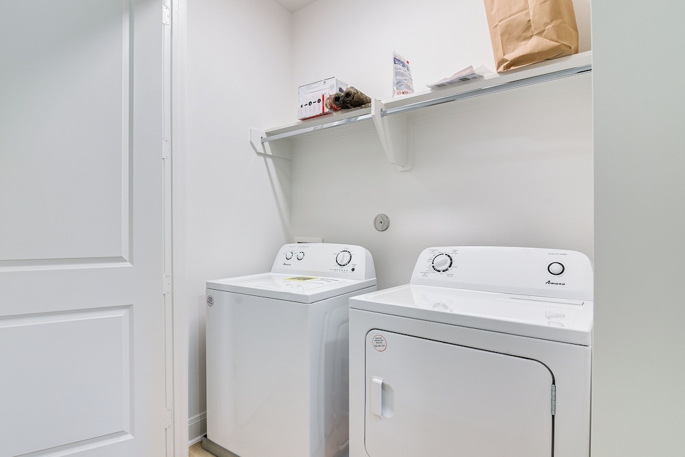 6 Mi to Hospitals: Nurse-friendly Houston Home!