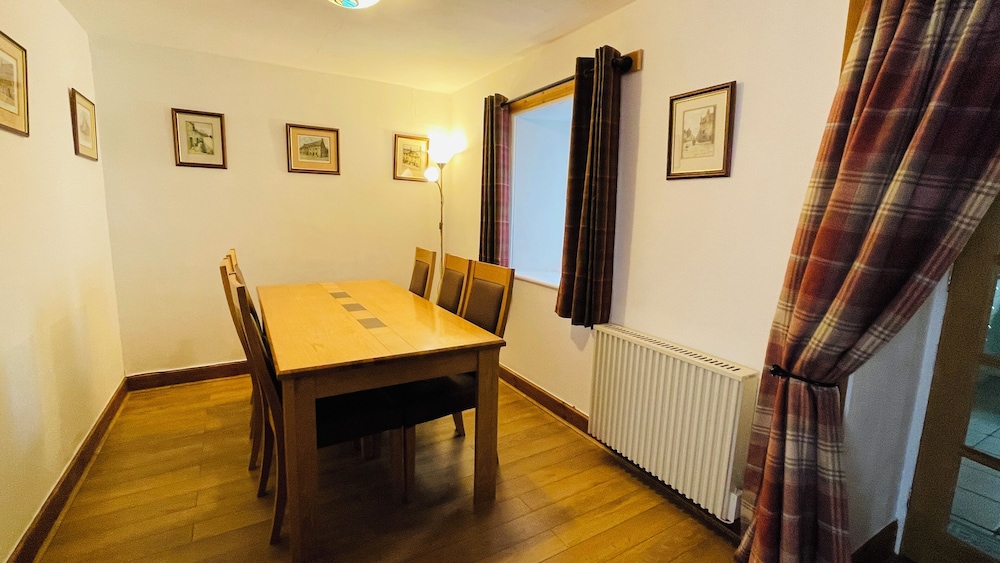 Traditional Highland Cottage Near Loch Ness-sleeps 6