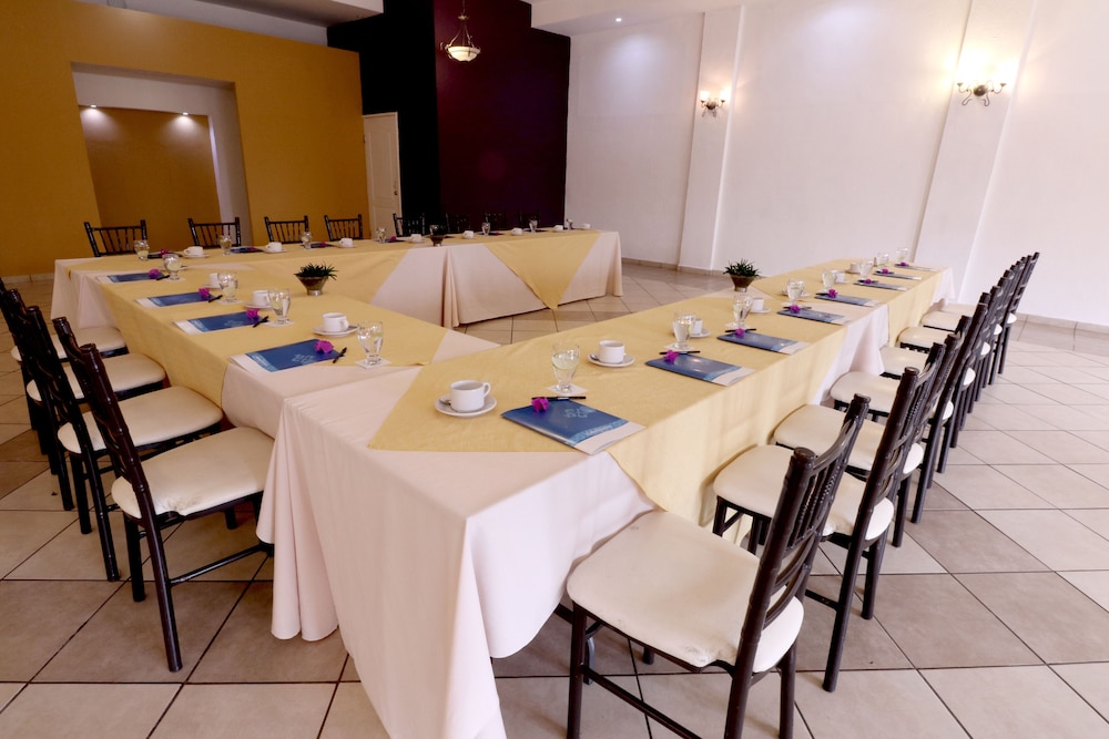 Saltillo Vacations - Hotel Mision Express Saltillo - Property Image 5