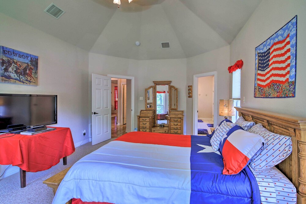 Patriotic Seguin Home w/ Outdoor Entertainment view 2