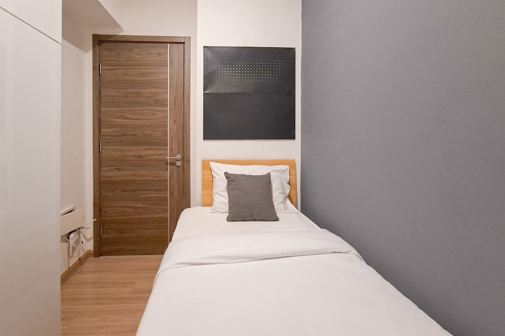 Monochromatic 2Br With Extra Working Room Apartment Sky House Bsd