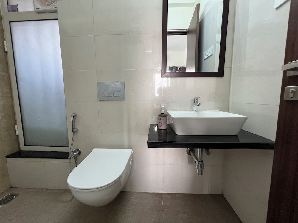 Pinaki Comfort Stay Malad - Near Nesco & Oberoi Mall