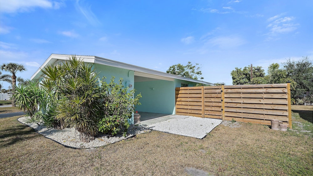 Coastal Cottage 2 Bedroom Home