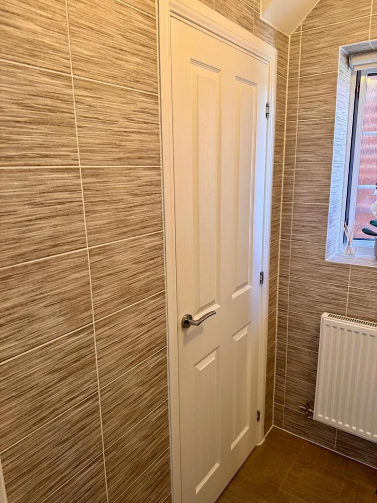 High END Spacious 4 Bed House - Free Parking