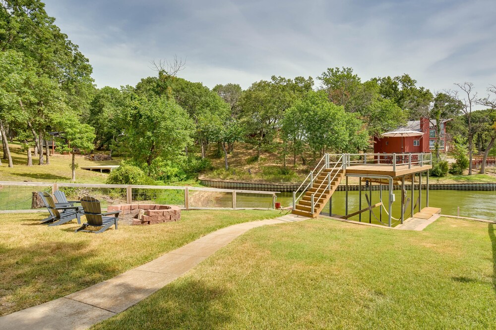 Fish & Kayak: Tranquil Cedar Creek Home! view 4