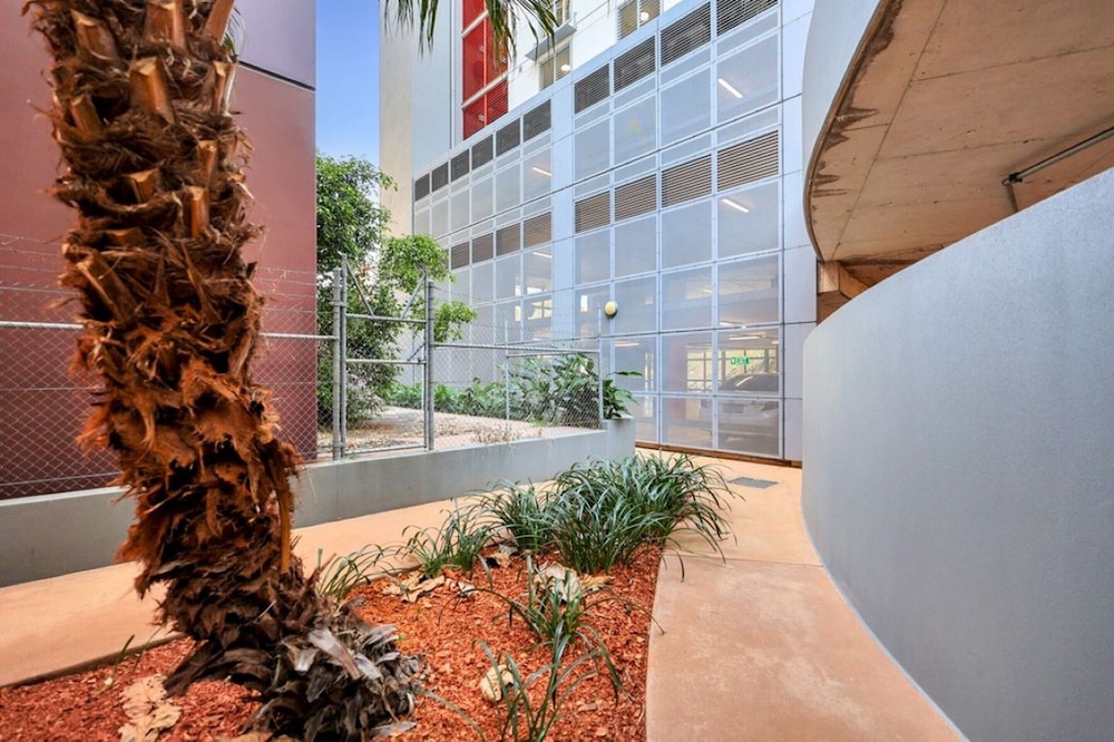 Stylish 1-bed Darwin City Stay With Balcony Views