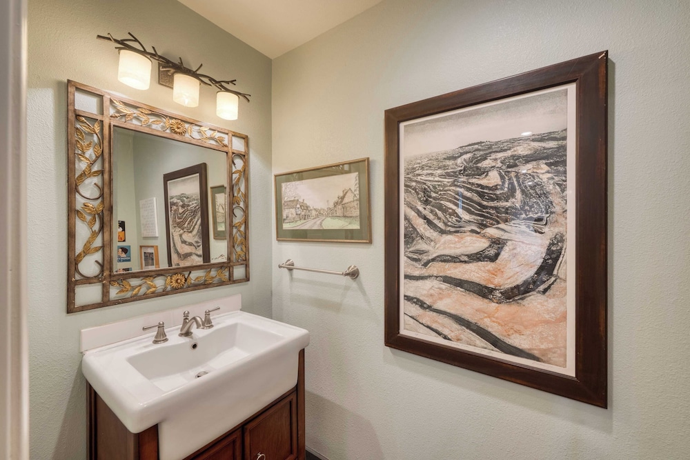 Glen Ellen Escape 5BR Retreat w/ Pool, Hot Tub, Hammocks & Vineyard Views