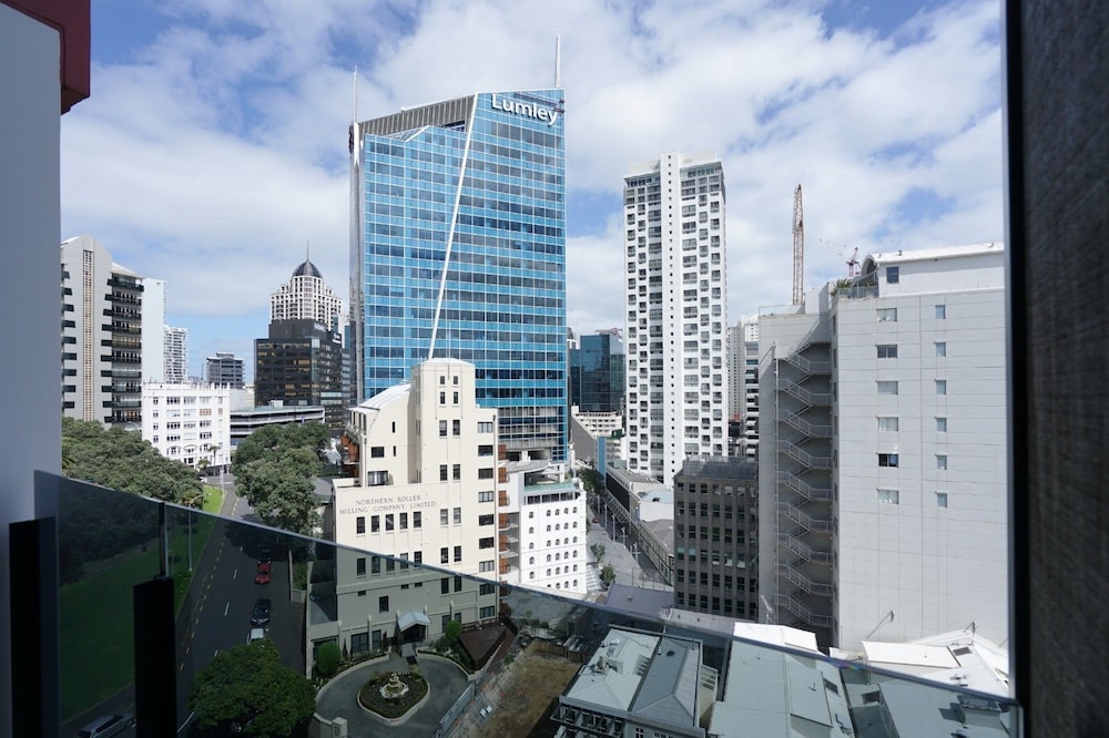 Auckland CBD Modern 2 Bedroom Apartment view 2