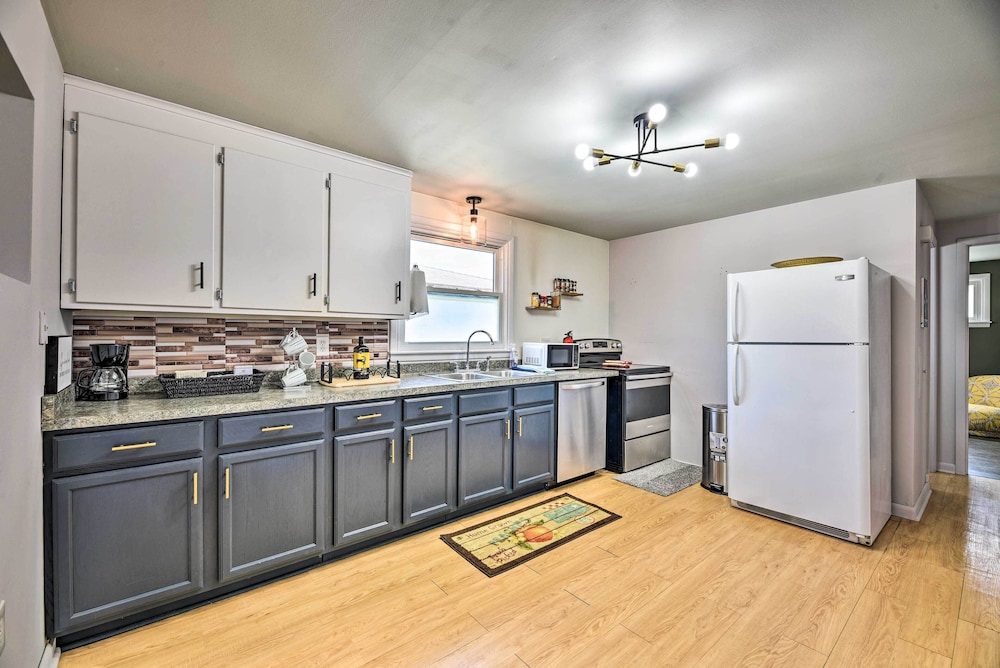 Charming Buffalo Apt: 18 Mi to Niagara Falls!