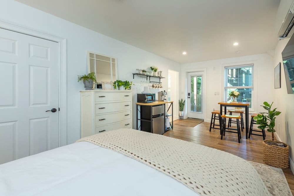 Pet Friendly Studio Near Biltmore w Espresso bar