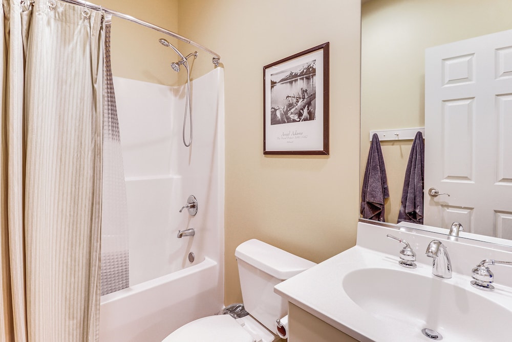 Boulder Lake Access: Townhome w/ Deck!