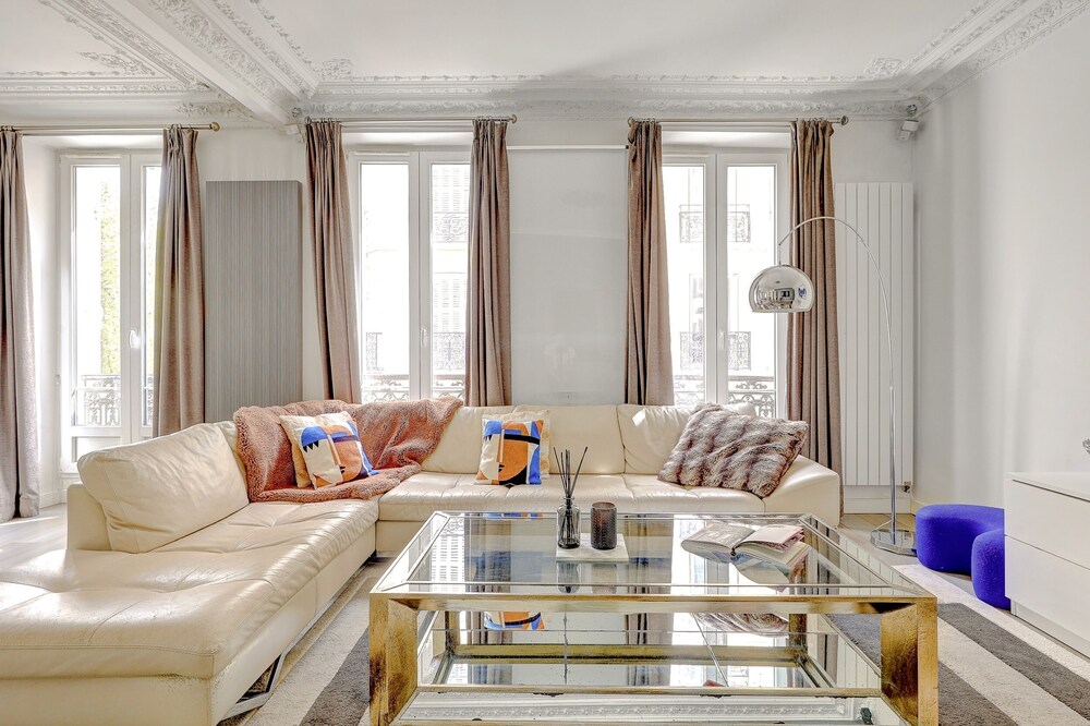 Elegant 3BR Arc de Triomphe