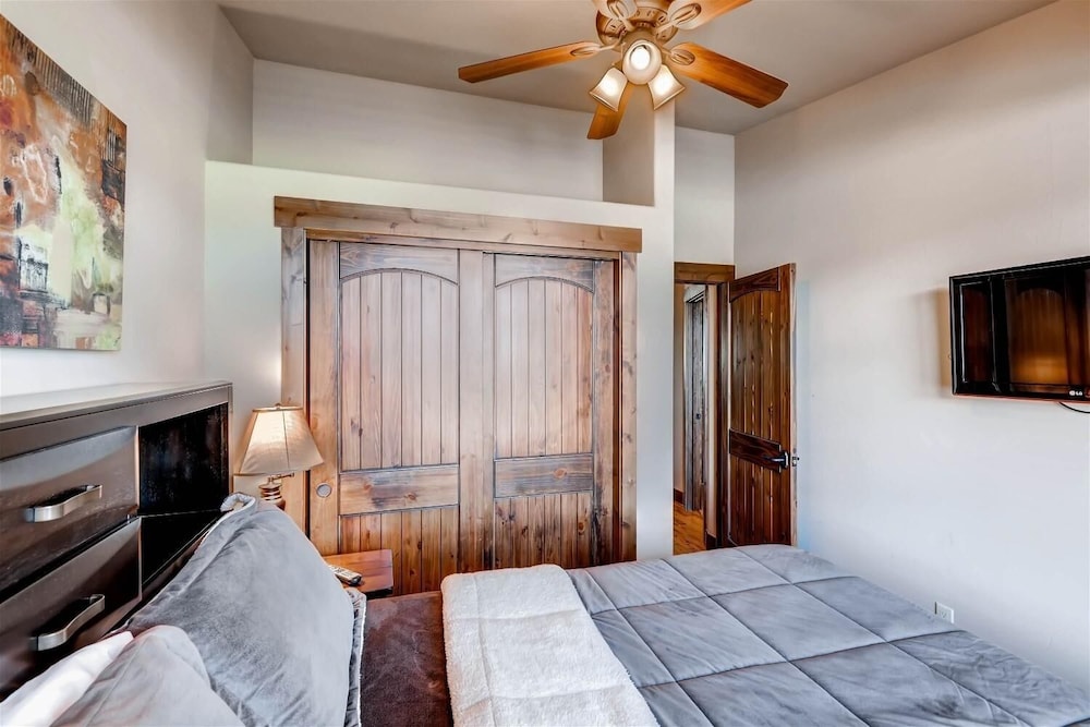 Boulevard Bend P2 3 Bedroom Condo by RedAwning