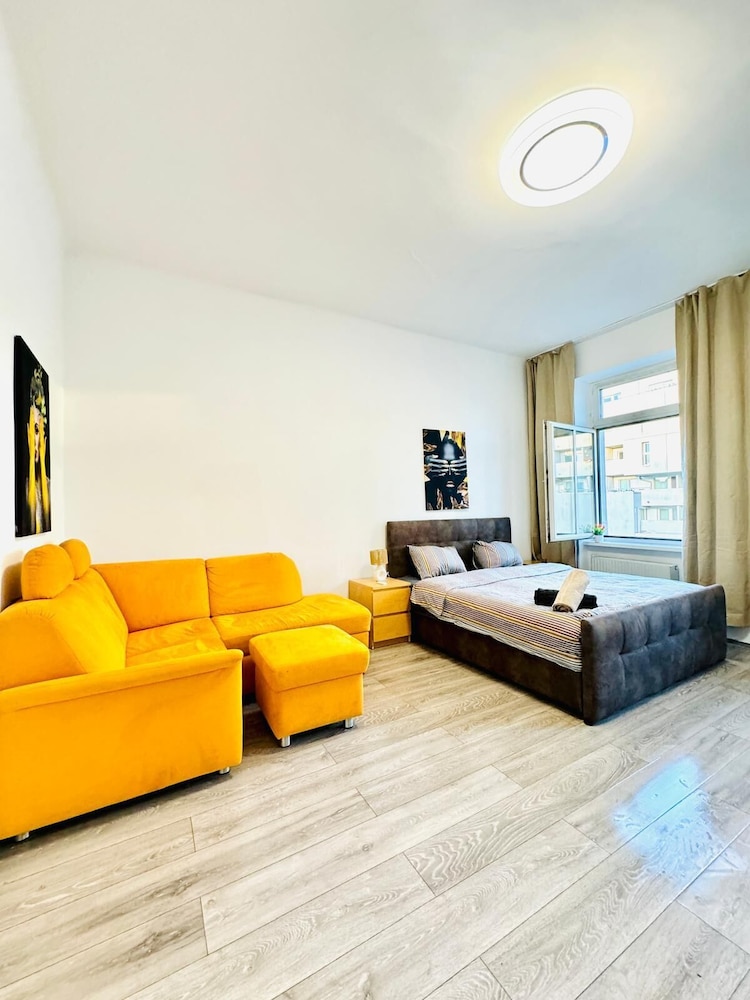 Bright 3BR Appt Steps from FAC Platz