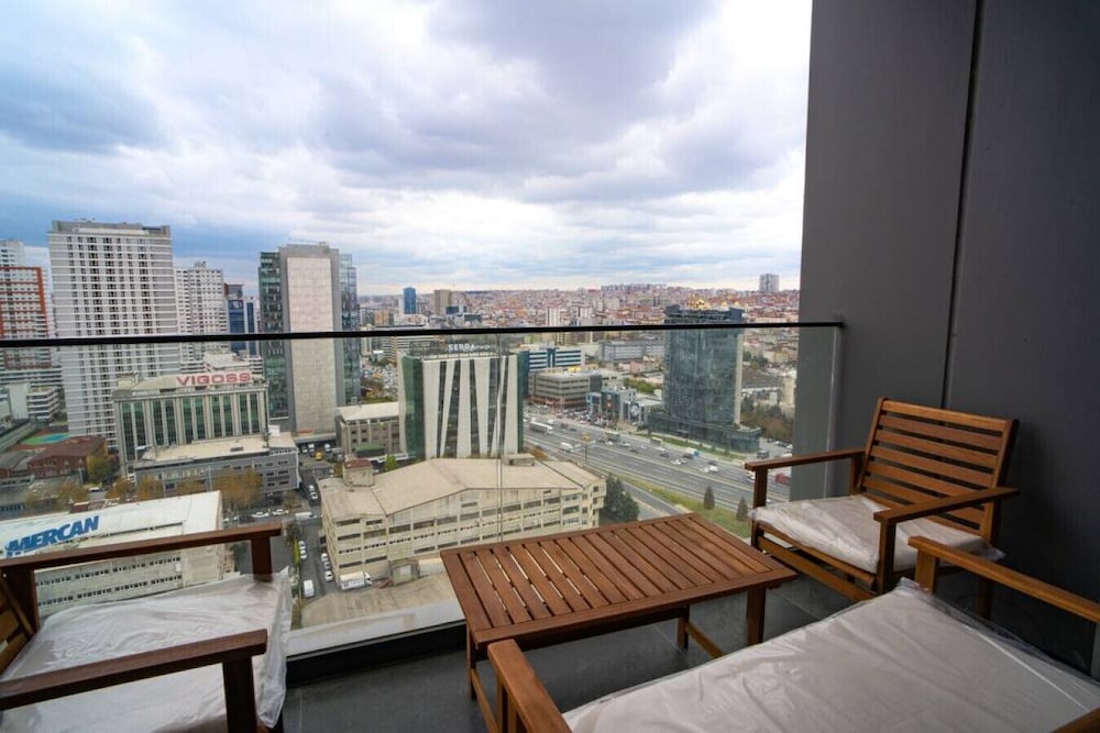 Luxurious 2 1 Apartment Near Mall of Istanbul
