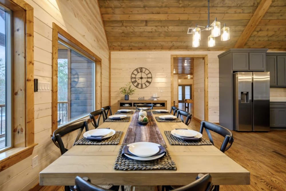 Whispering Winds Luxury Cabin in Hochatown