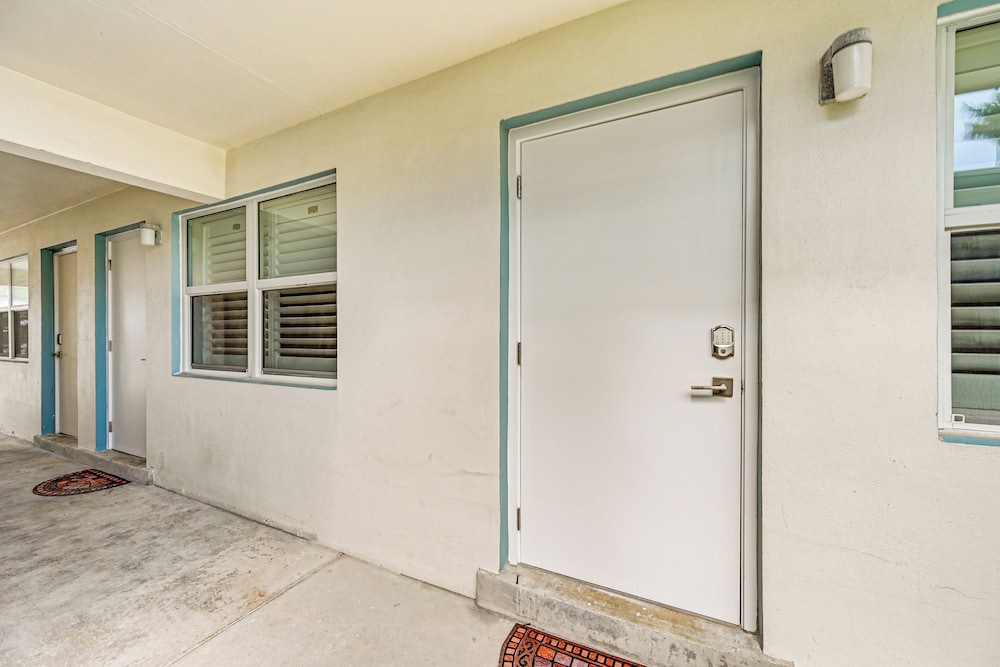 Upscale Naples Condo w/ Pool Access: Walk to Pier!