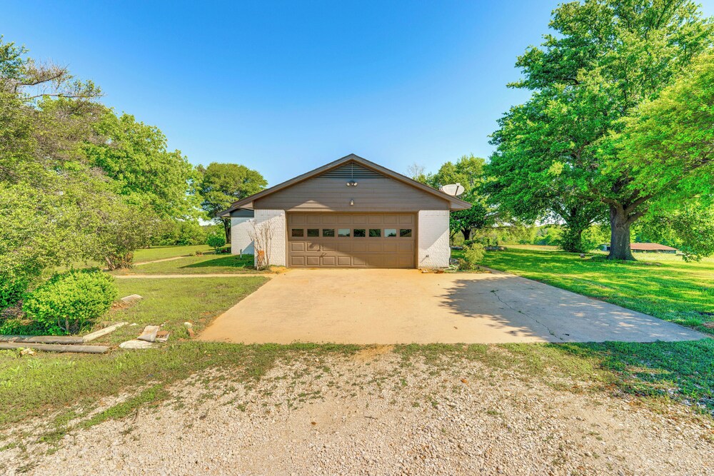 8 Mi to Lewisville Lake: Peaceful Countryside Home
