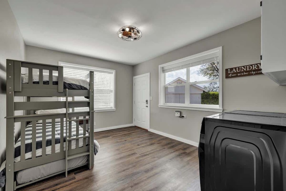 Family-friendly Hill Country Retreat Sleeps 11 + Hot Tubs
