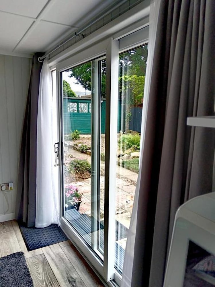 2-bedroom Guesthouse in Derby City, Parking, Wi-fi