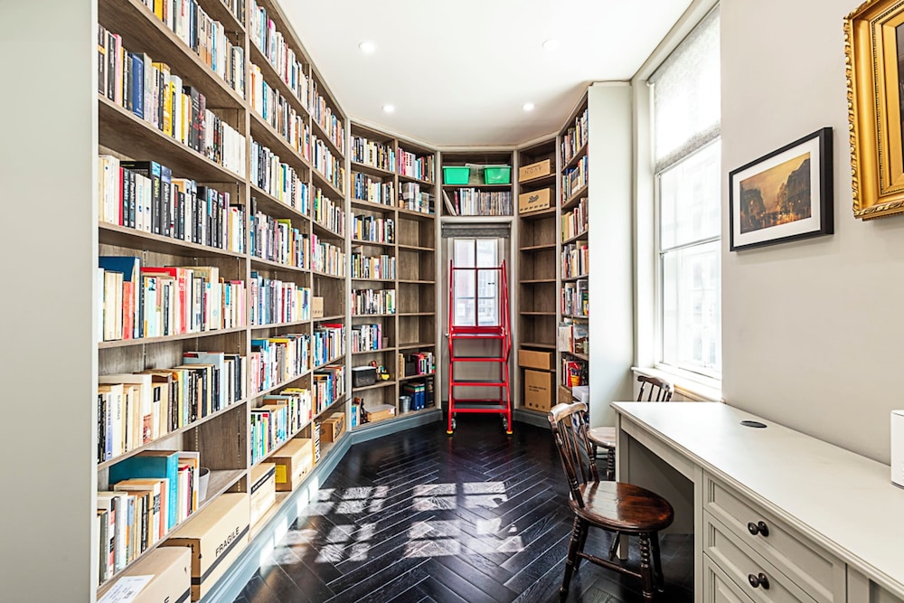 Book Lovers West End Home