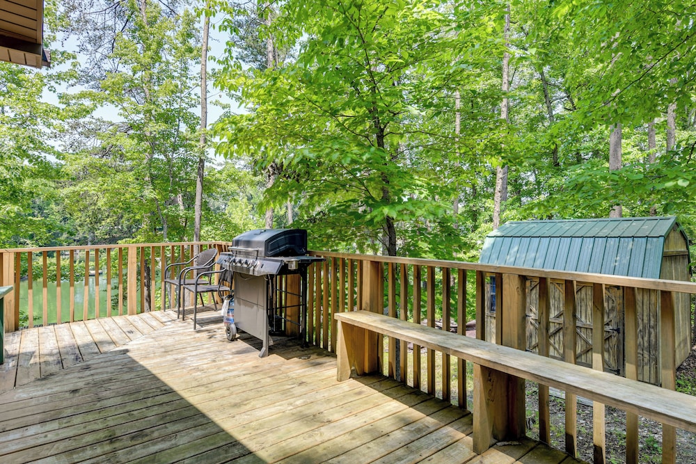 Boat Dock: Family-friendly Douglas Lake Home!