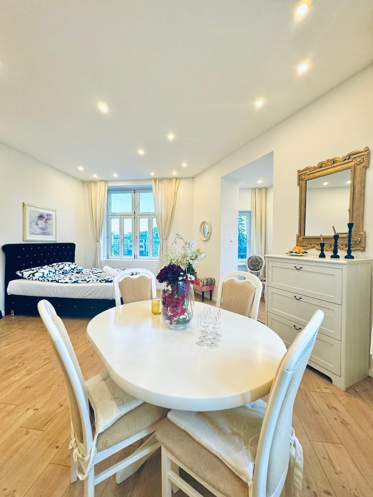Spacious 3BR Near Kaufpark Alterlaa